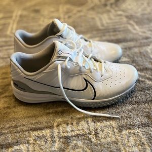 Size 10 Men’s Nike Baseball Turf Shoes new never worn